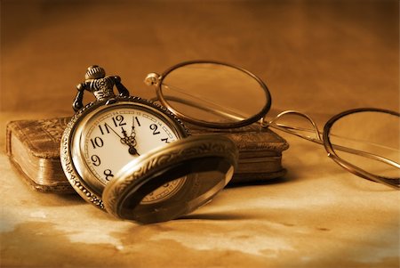 An antique pocket watch, glasses and bible come together in this vintage still life. Fotografie stock - Microstock e Abbonamento, Codice: 400-05381934