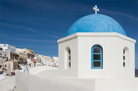 simsearch:400-04898640,k - One of the famous blue dome chapels in the village of Oia, Santorini, Greece Foto de stock - Super Valor sin royalties y Suscripción, Código: 400-05382172
