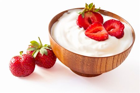 strawberry and yogurt  in a wooden bowl on withe background Foto de stock - Super Valor sin royalties y Suscripción, Código: 400-05382245