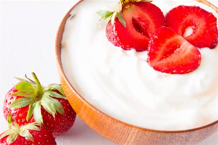yogurt with strawberry in a wooden bowl Foto de stock - Super Valor sin royalties y Suscripción, Código: 400-05382246