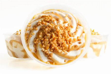 vanilla ice cream with caramel topping and caramelized walnuts Foto de stock - Super Valor sin royalties y Suscripción, Código: 400-05382259