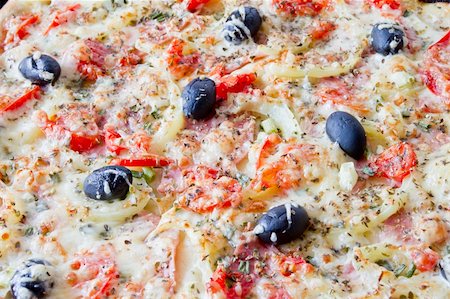 Pizza with Mozzarella Cheese and Fresh Tomato and Pesto Sauce. Garnished with Dried Tomato, Green and Black Olives and Basil Leaves Foto de stock - Super Valor sin royalties y Suscripción, Código: 400-05382265