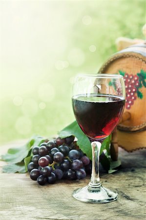 simsearch:400-08791429,k - Glass of red wine with fresh harvested grapes and wine barrel Stockbilder - Microstock & Abonnement, Bildnummer: 400-05382439