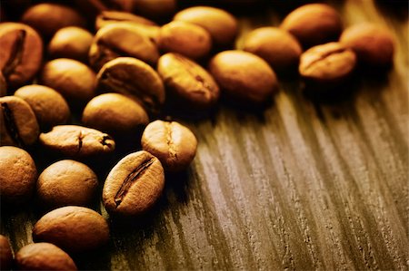 simsearch:400-04094520,k - Coffee beans background macro shot on wooden background with copyspace Fotografie stock - Microstock e Abbonamento, Codice: 400-05382440