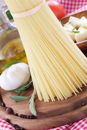 simsearch:400-04904223,k - Italian Pasta with cooking ingredients. Spaghetti with olive oil, garlic and rosemary Foto de stock - Royalty-Free Super Valor e Assinatura, Número: 400-05382443