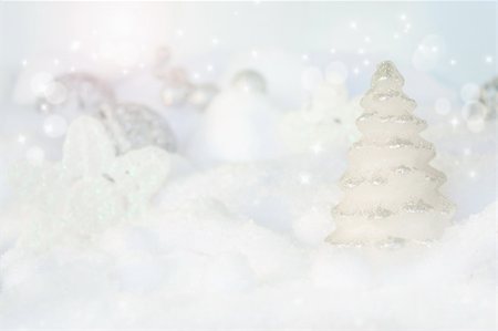 simsearch:400-04551895,k - Silver Christmas ornaments in snow. Focus in on the tree Fotografie stock - Microstock e Abbonamento, Codice: 400-05382595