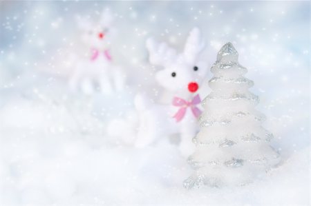 simsearch:400-05382600,k - Silver Christmas tree with reindeer in the snow Stockbilder - Microstock & Abonnement, Bildnummer: 400-05382596
