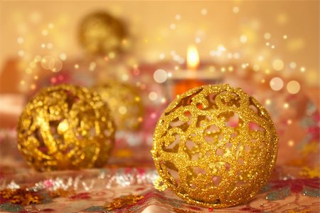 simsearch:400-05674130,k - Golden Christmas ornaments on glitter tablecloth. Foto de stock - Royalty-Free Super Valor e Assinatura, Número: 400-05382597