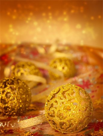 simsearch:400-05382600,k - Golden Christmas ornaments on glitter tablecloth. Stockbilder - Microstock & Abonnement, Bildnummer: 400-05382598