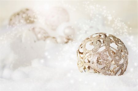 simsearch:400-04551895,k - Silver rustical Christmas baubles in the snow. Fotografie stock - Microstock e Abbonamento, Codice: 400-05382599