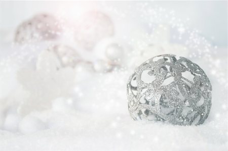 simsearch:400-04551895,k - Silver rustical Christmas baubles in the snow. Fotografie stock - Microstock e Abbonamento, Codice: 400-05382600