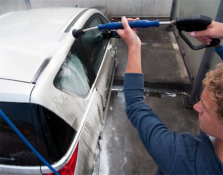 Water spray gun, held by a man, used to wash a car with soap Photographie de stock - Aubaine LD & Abonnement, Code: 400-05382655