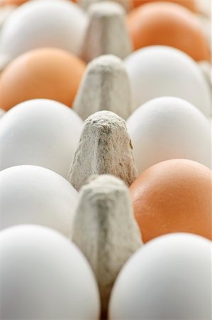 dozen - Closeup of white and brown eggs in carton Foto de stock - Super Valor sin royalties y Suscripción, Código: 400-05383361