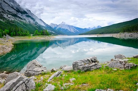 Mountains reflecting in Medicine Lake in Jasper National Park, Canada Photographie de stock - Aubaine LD & Abonnement, Code: 400-05383387