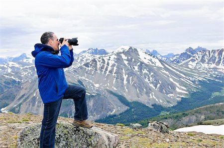 spiegelreflexkamera - Male photographer taking pictures in Canadian Rocky Mountains in Jasper National Park Stockbilder - Microstock & Abonnement, Bildnummer: 400-05383394