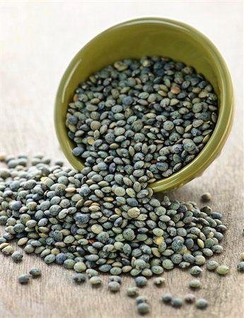 simsearch:400-05672477,k - Bowl full of raw french green lentils Photographie de stock - Aubaine LD & Abonnement, Code: 400-05383404