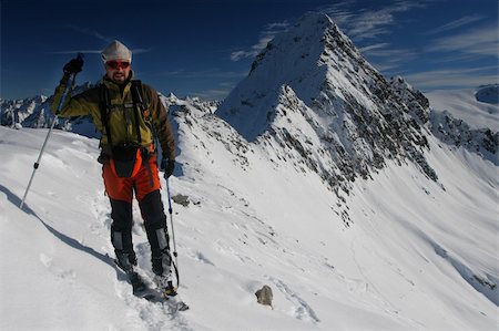 simsearch:400-04349342,k - Man with ski on winter apline ridge Stockbilder - Microstock & Abonnement, Bildnummer: 400-05383579