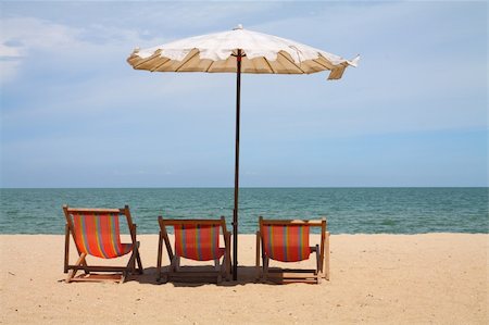 Deckchairs and parasol on the white sand beach facing cha-am beach, Thailand Photographie de stock - Aubaine LD & Abonnement, Code: 400-05383624