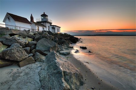 West Point lighthouse at Discovery park Seattle at dusk Stockbilder - Microstock & Abonnement, Bildnummer: 400-05383804