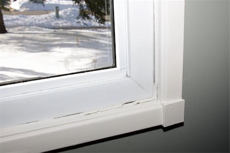 A window with damaged caulking, shot with snow visible through the window. Stockbilder - Microstock & Abonnement, Bildnummer: 400-05664237