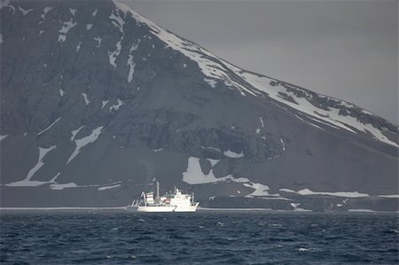 simsearch:400-05361285,k - Ship in the fjord - Arctic Ocean, Spitsbergen Photographie de stock - Aubaine LD & Abonnement, Code: 400-05664530