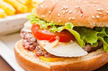 simsearch:400-04331205,k - Cheese burger - American cheese burger with fresh salad Foto de stock - Royalty-Free Super Valor e Assinatura, Número: 400-05665719