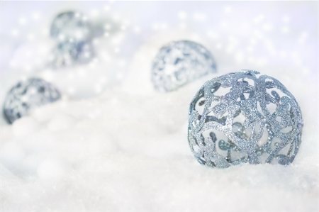 simsearch:400-08407579,k - Silver rustical Christmas baubles in the snow. Photographie de stock - Aubaine LD & Abonnement, Code: 400-05665890
