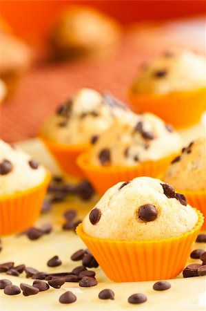 simsearch:400-08936874,k - Vanilla muffins with chocolate chips in orange cups Foto de stock - Royalty-Free Super Valor e Assinatura, Número: 400-05666524