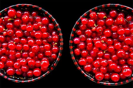 simsearch:400-04423672,k - Two bowls of red currant isolated on black Stockbilder - Microstock & Abonnement, Bildnummer: 400-05666529