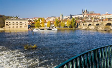 simsearch:400-05703788,k - Prague Castle with Charles bridge, Prague, Czech Republic Stockbilder - Microstock & Abonnement, Bildnummer: 400-05668440