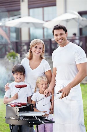 simsearch:400-05668741,k - Families with children with barbecue outdoors Photographie de stock - Aubaine LD & Abonnement, Code: 400-05668741