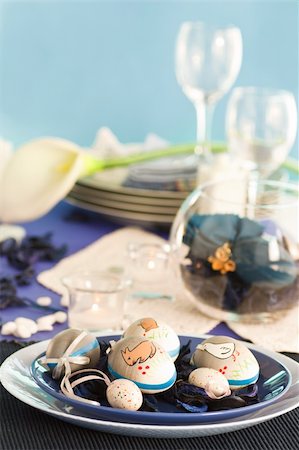 pot-pourri - Easter table setting in blue and white tones with candles and flower. Fotografie stock - Microstock e Abbonamento, Codice: 400-05668988