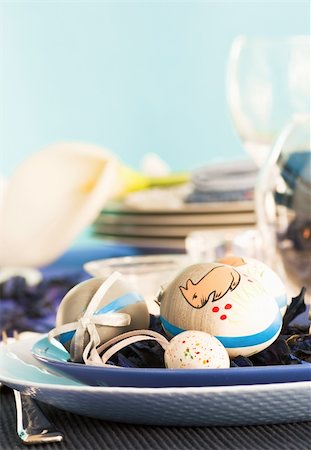 pot-pourri - Easter table setting in blue and white tones with candles and flower. Fotografie stock - Microstock e Abbonamento, Codice: 400-05668989