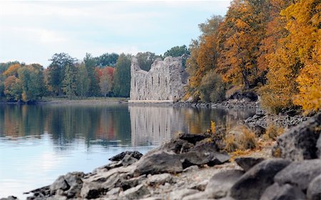 simsearch:400-04289235,k - Beautiful autumn nature landscape near river and old castle Foto de stock - Super Valor sin royalties y Suscripción, Código: 400-05669095