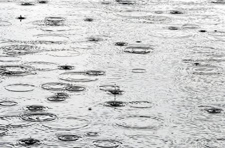 simsearch:614-06813724,k - Rain drops on the water surface Photographie de stock - Aubaine LD & Abonnement, Code: 400-05669317