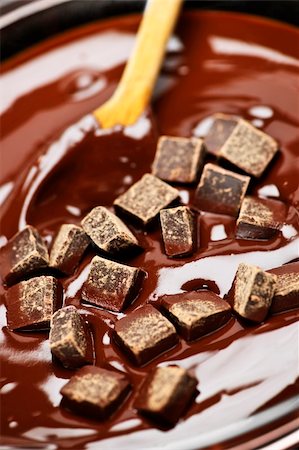 simsearch:400-06397215,k - Wooden spoon stirring melting rich chocolate chunks Photographie de stock - Aubaine LD & Abonnement, Code: 400-05669576