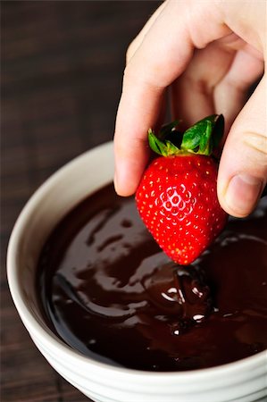 rice bowl - Hand dipping fresh strawberry in melted chocolate Foto de stock - Super Valor sin royalties y Suscripción, Código: 400-05669581