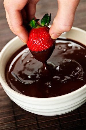 rice bowl - Hand dipping fresh strawberry in melted chocolate Foto de stock - Super Valor sin royalties y Suscripción, Código: 400-05669582