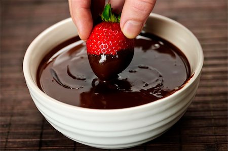 rice bowl - Hand dipping fresh strawberry in melted chocolate Foto de stock - Super Valor sin royalties y Suscripción, Código: 400-05669583