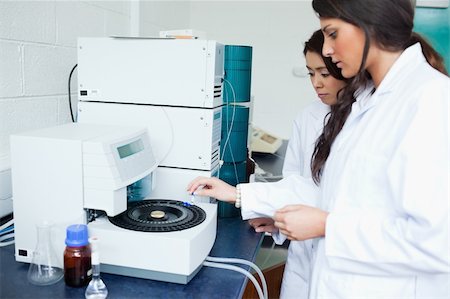 Students using a centrifuge in a laboratory Fotografie stock - Microstock e Abbonamento, Codice: 400-05669754