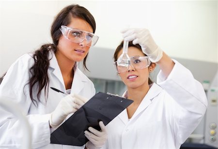 simsearch:400-05669818,k - Scientist looking at a Erlenmeyer flask in a laboratory Fotografie stock - Microstock e Abbonamento, Codice: 400-05669809