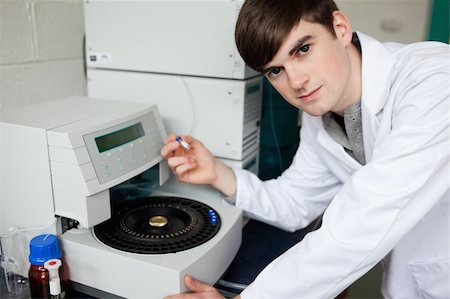 Chemist using a centrifuge in a laboratory Fotografie stock - Microstock e Abbonamento, Codice: 400-05669813