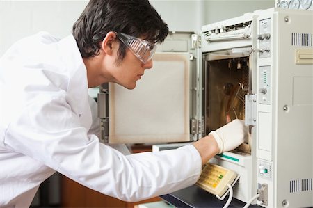 Male scientist using a laboratory chamber furnace wearing glasses Foto de stock - Super Valor sin royalties y Suscripción, Código: 400-05669827