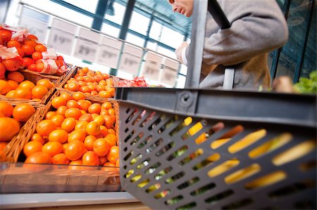 simsearch:400-04851035,k - Closeup of a man carrying basket while buying fruits in the supermarket Photographie de stock - Aubaine LD & Abonnement, Code: 400-05663591