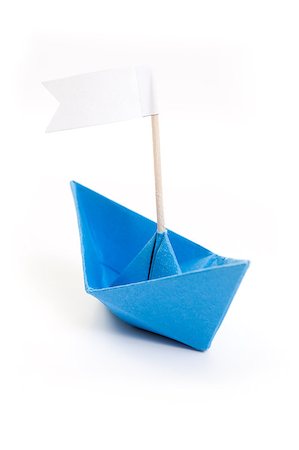simsearch:400-04899558,k - blue origami boat with flag (real papper) Foto de stock - Royalty-Free Super Valor e Assinatura, Número: 400-05663659