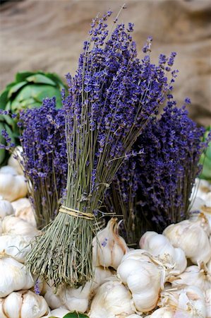 Dry lavender plant tied in a bunch sold on market Photographie de stock - Aubaine LD & Abonnement, Code: 400-05674328