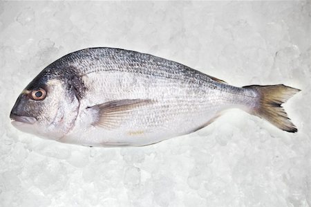 raw bream on crushed ice Foto de stock - Super Valor sin royalties y Suscripción, Código: 400-05674322