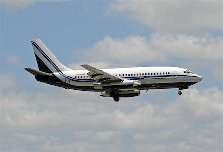 simsearch:400-04122163,k - Miami, USA - May 22, 2010: Charter flight from Havana landing at Miami International Airport. Sky King (now Direct Air) is one of the airlines that operate such charter service Foto de stock - Super Valor sin royalties y Suscripción, Código: 400-05674385