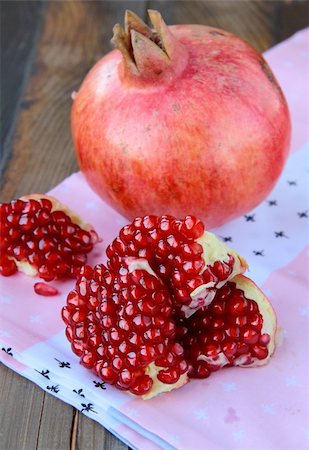 simsearch:400-03930798,k - Pomegranates, whole and cut open Photographie de stock - Aubaine LD & Abonnement, Code: 400-05674396