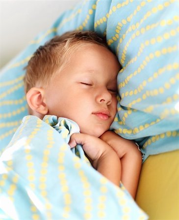 Little boy sleeping peacefully in bed Photographie de stock - Aubaine LD & Abonnement, Code: 400-05674555